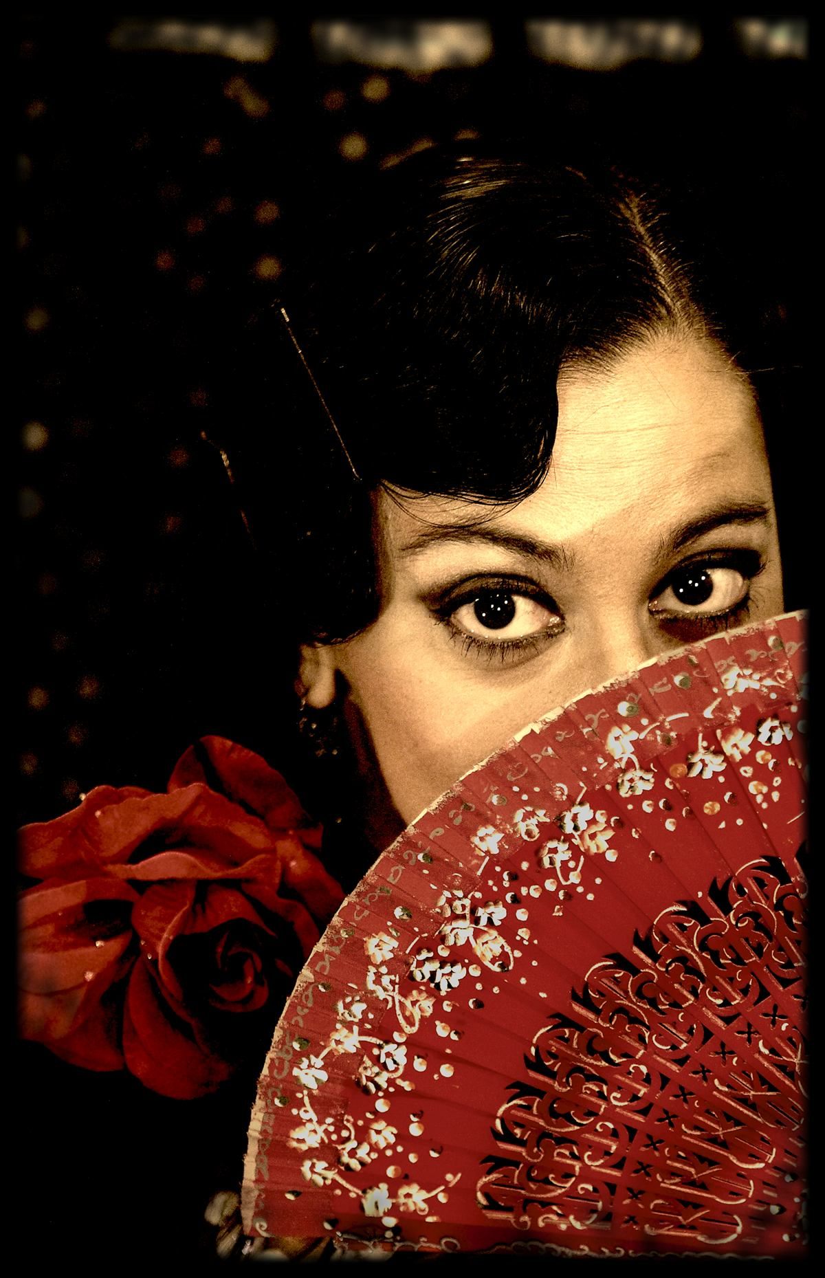 Retrato de flamenca con abanico rojo y rosa — Íntima Triana en CasaLa Teatro